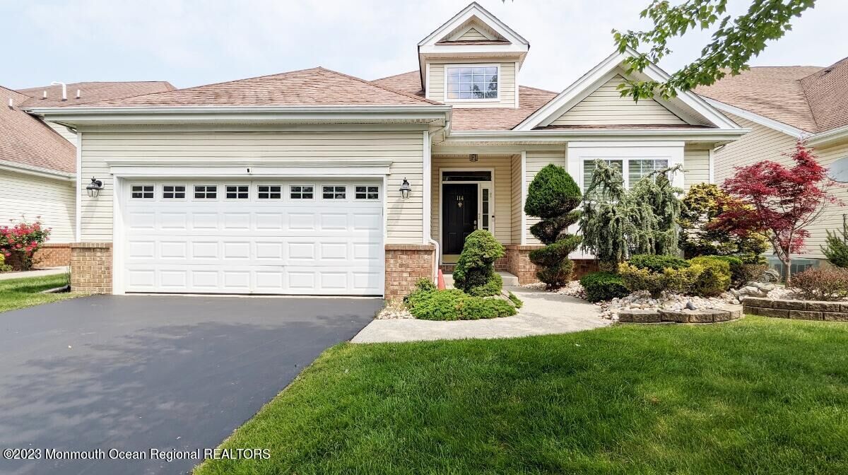 Property Photo:  114 Crescent Way  NJ 08831 