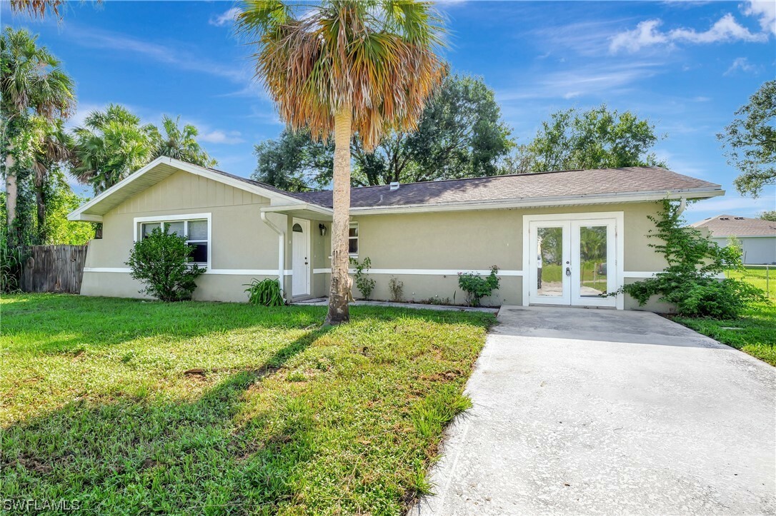 Property Photo: 2321 Thurlow Street FL 33920