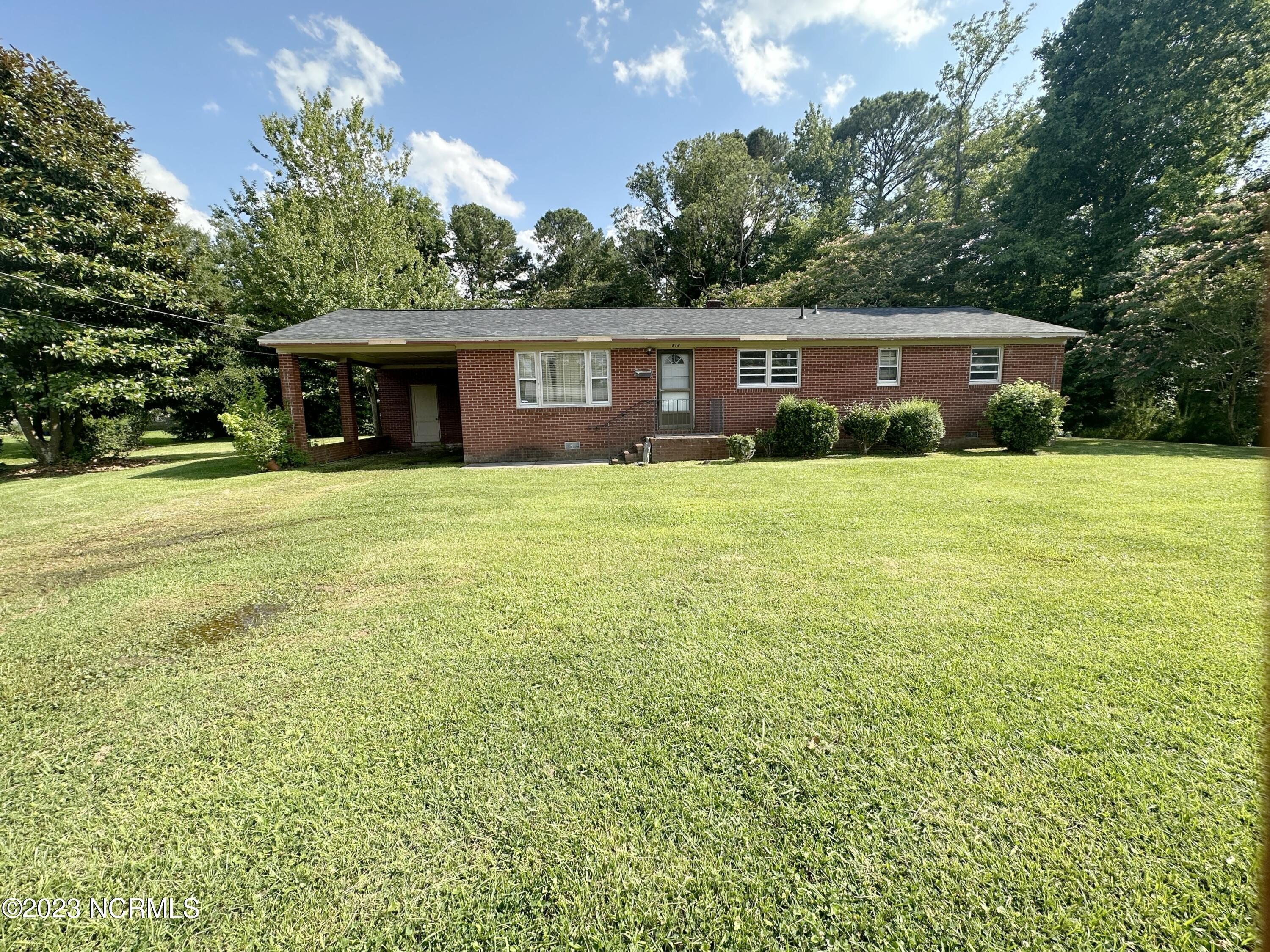 Property Photo:  814 Country Club Road  NC 28546 