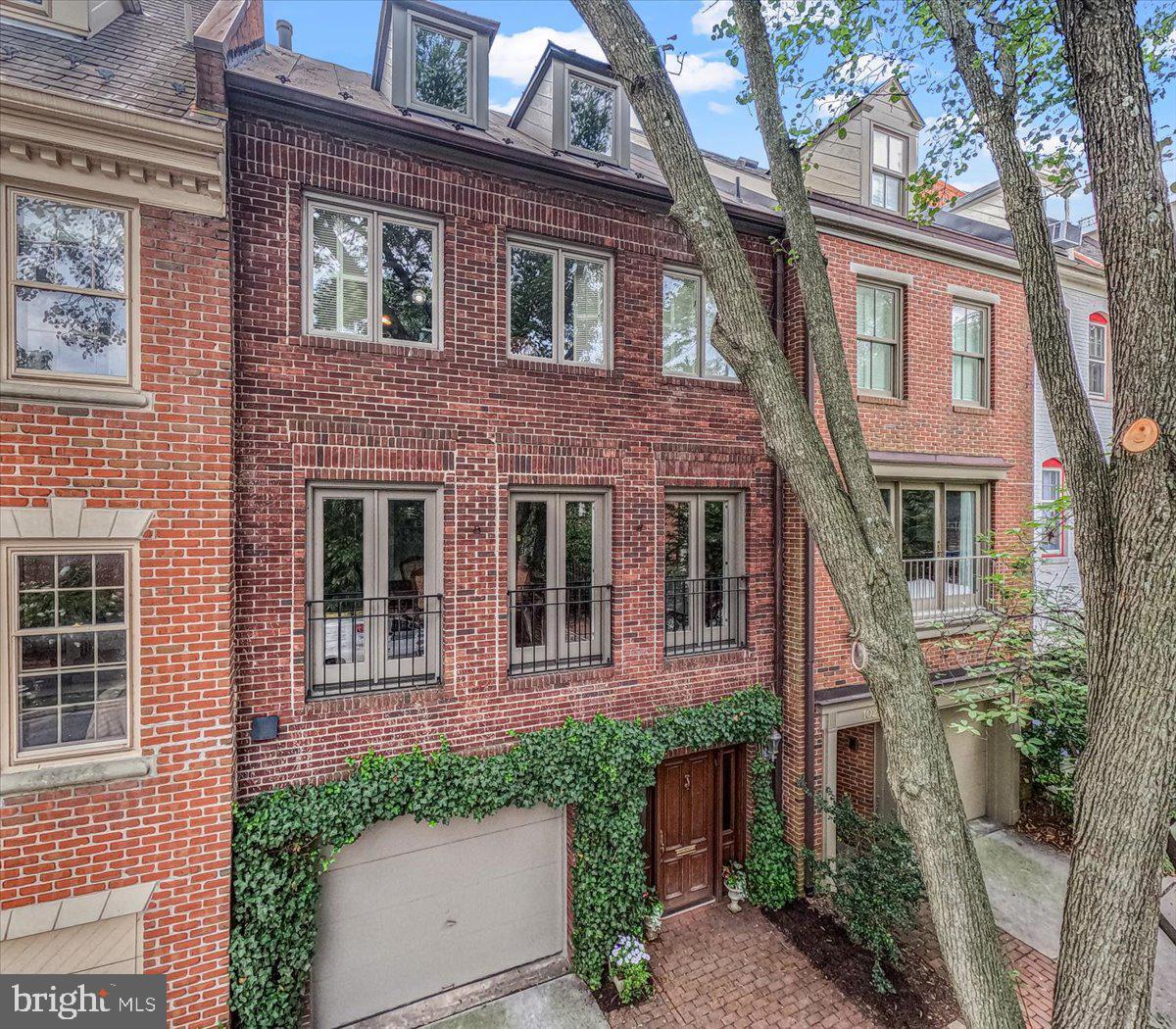 Property Photo: 100 Duke Street 1/2 VA 22314
