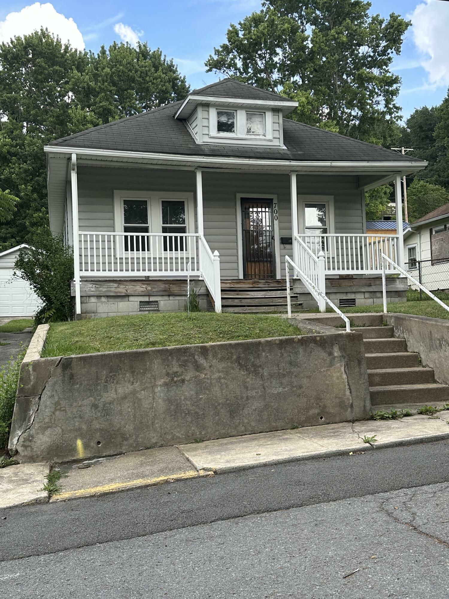 Property Photo:  700 N Oakwood Ave  WV 25801 