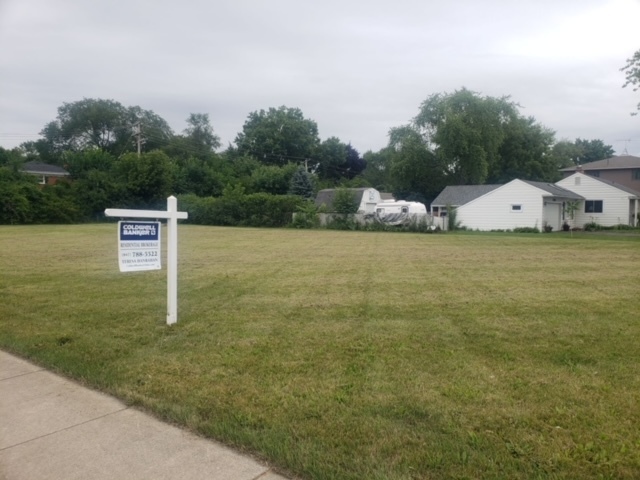 Property Photo: 617 N Wilke Road IL 60005