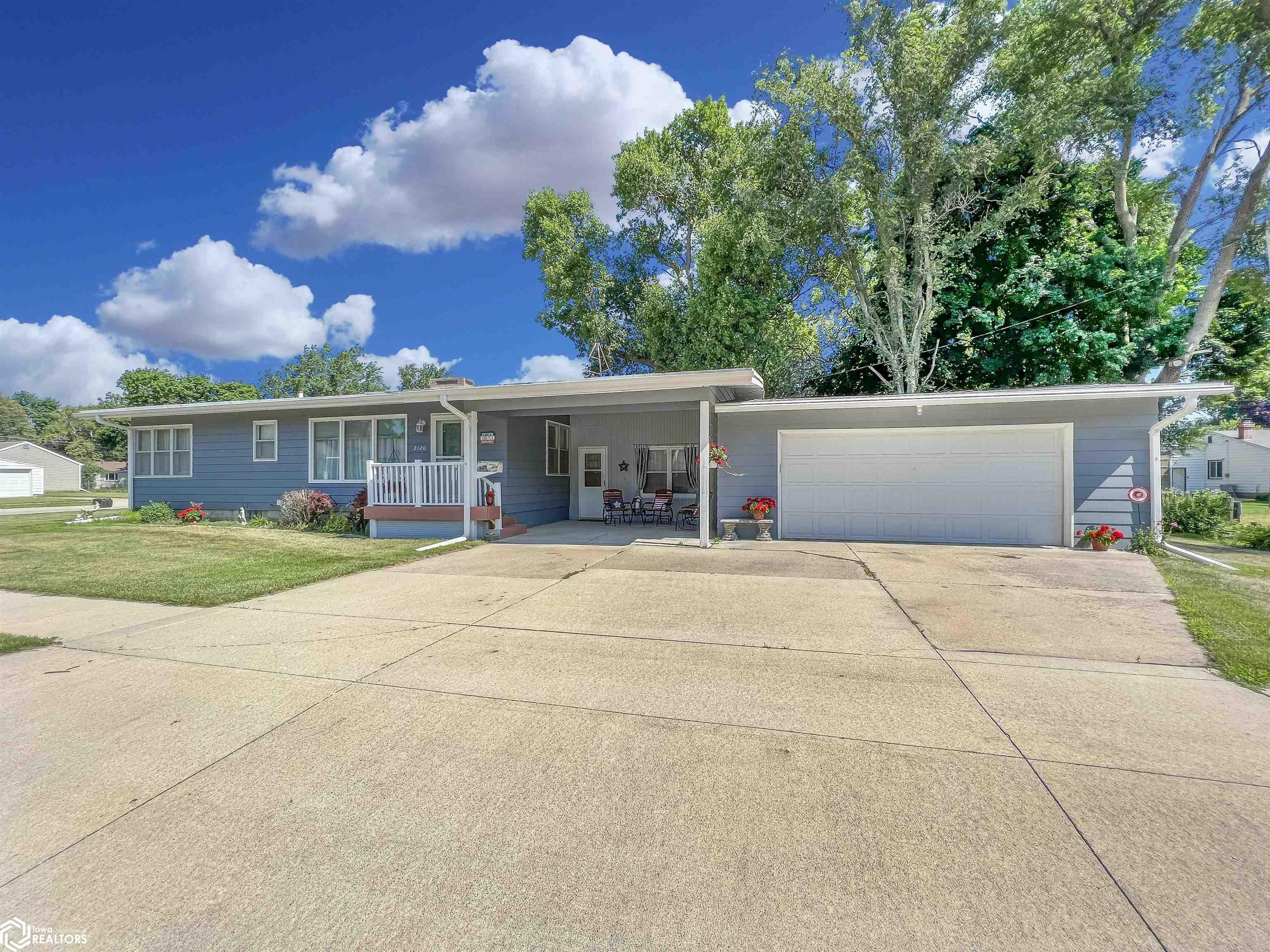 Property Photo:  2120 Ellis Avenue  IA 50126 