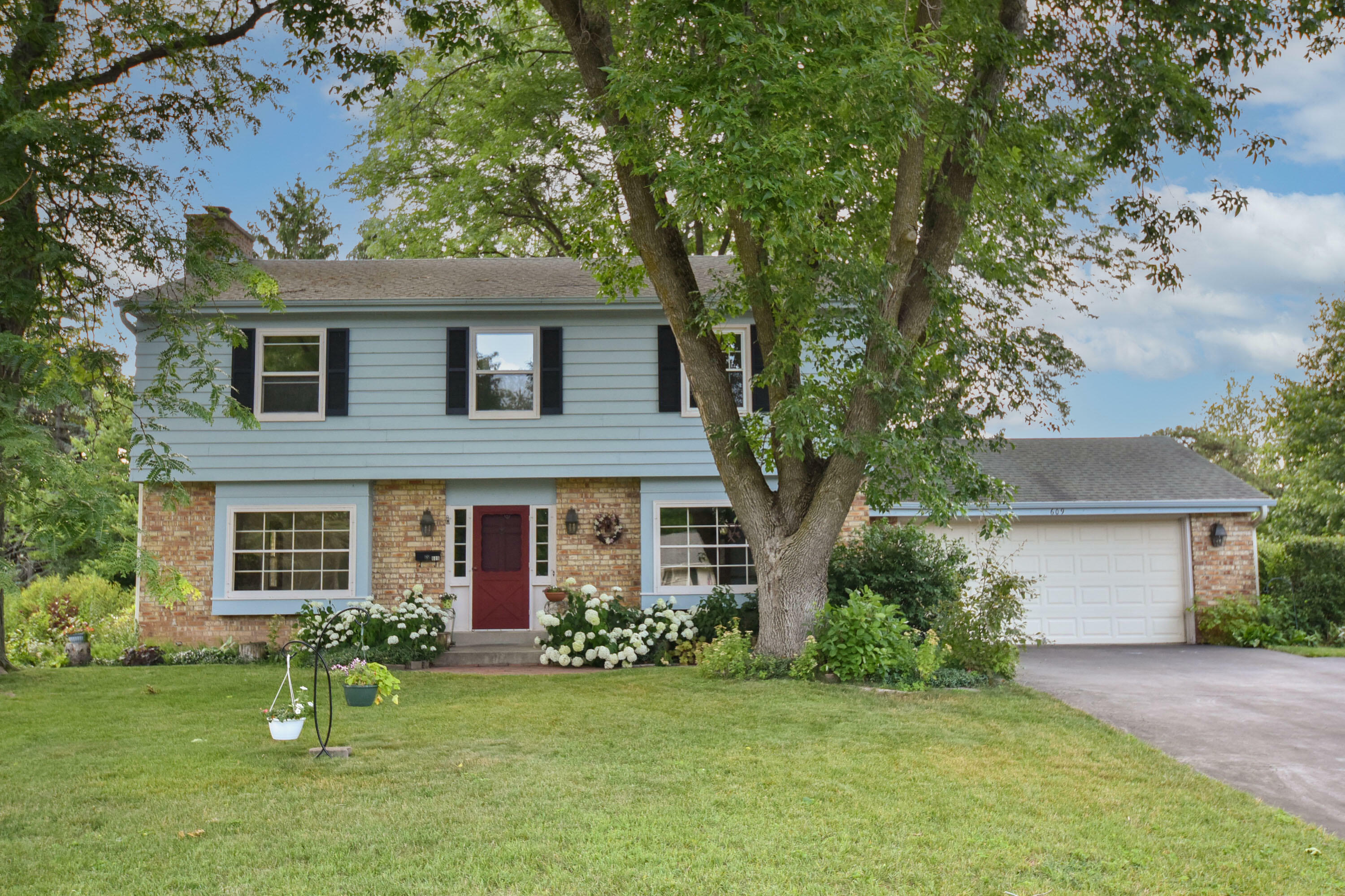 Property Photo:  609 Laurel Dr  WI 53092 