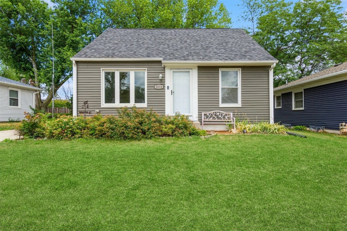 Property Photo:  3014 11th Avenue SE  IA 52403 