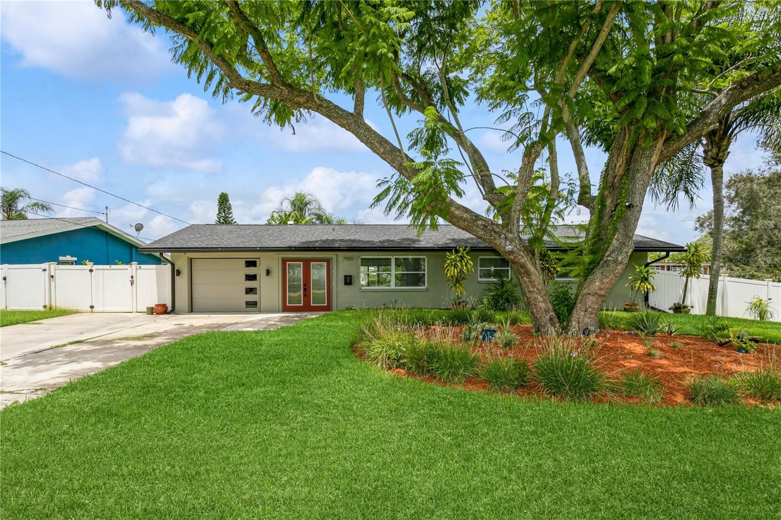 Property Photo: 7900 1st Street N FL 33702