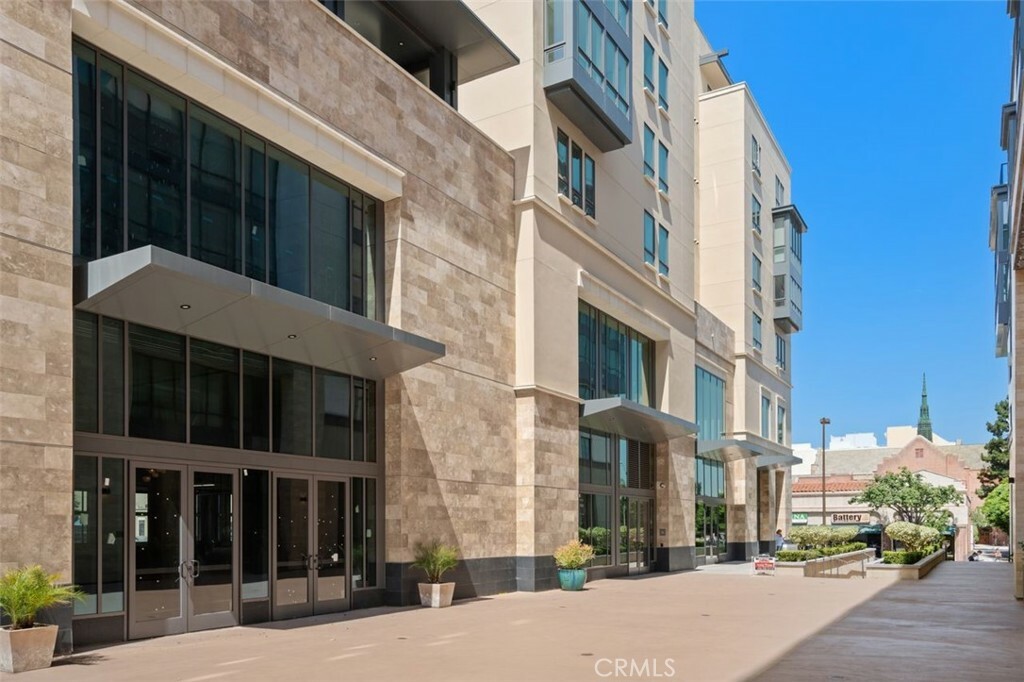 Property Photo: 39 S Los Robles Avenue 3003 CA 91101