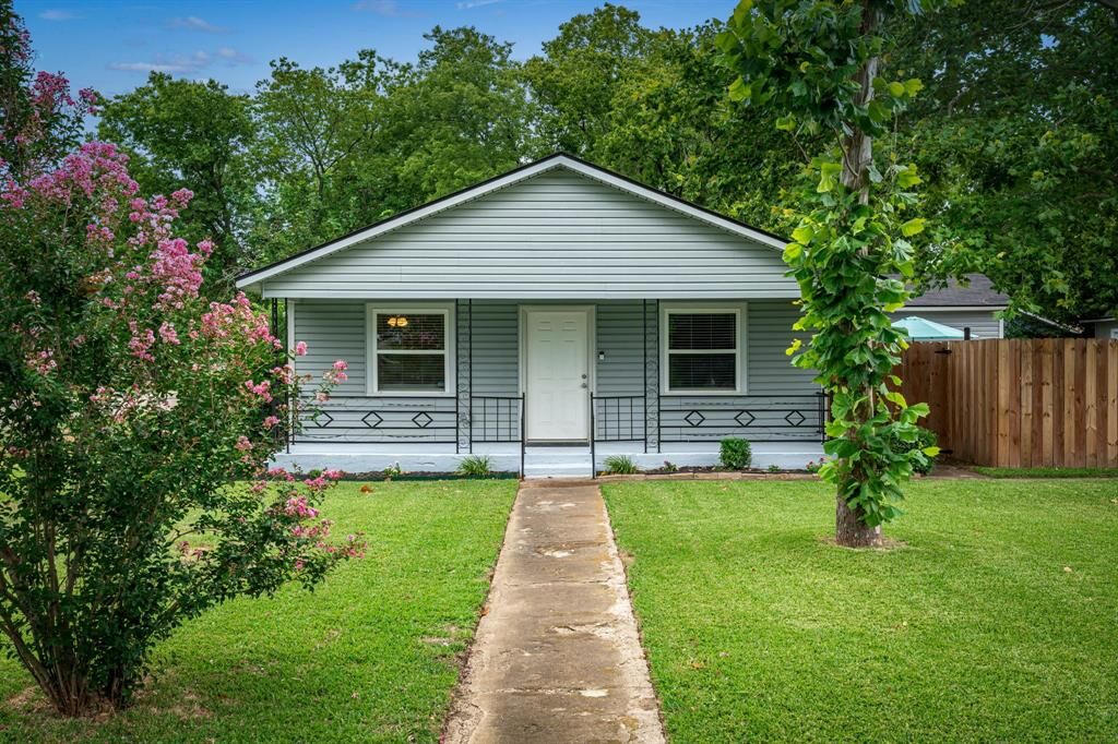 Property Photo:  710 W Willow Street  TX 76266 