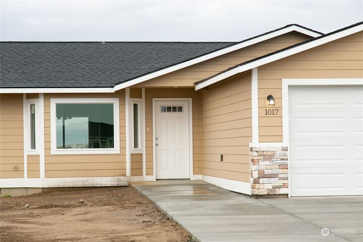 Property Photo:  842 E Cascade Street  WA 99344 