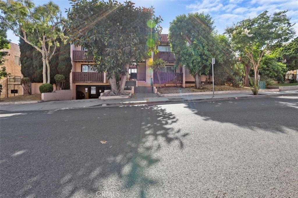Property Photo:  719 N Eucalyptus Avenue 20C  CA 90302 