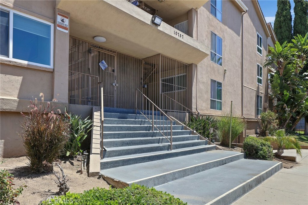 Property Photo:  10757 Hortense Street 205  CA 91602 