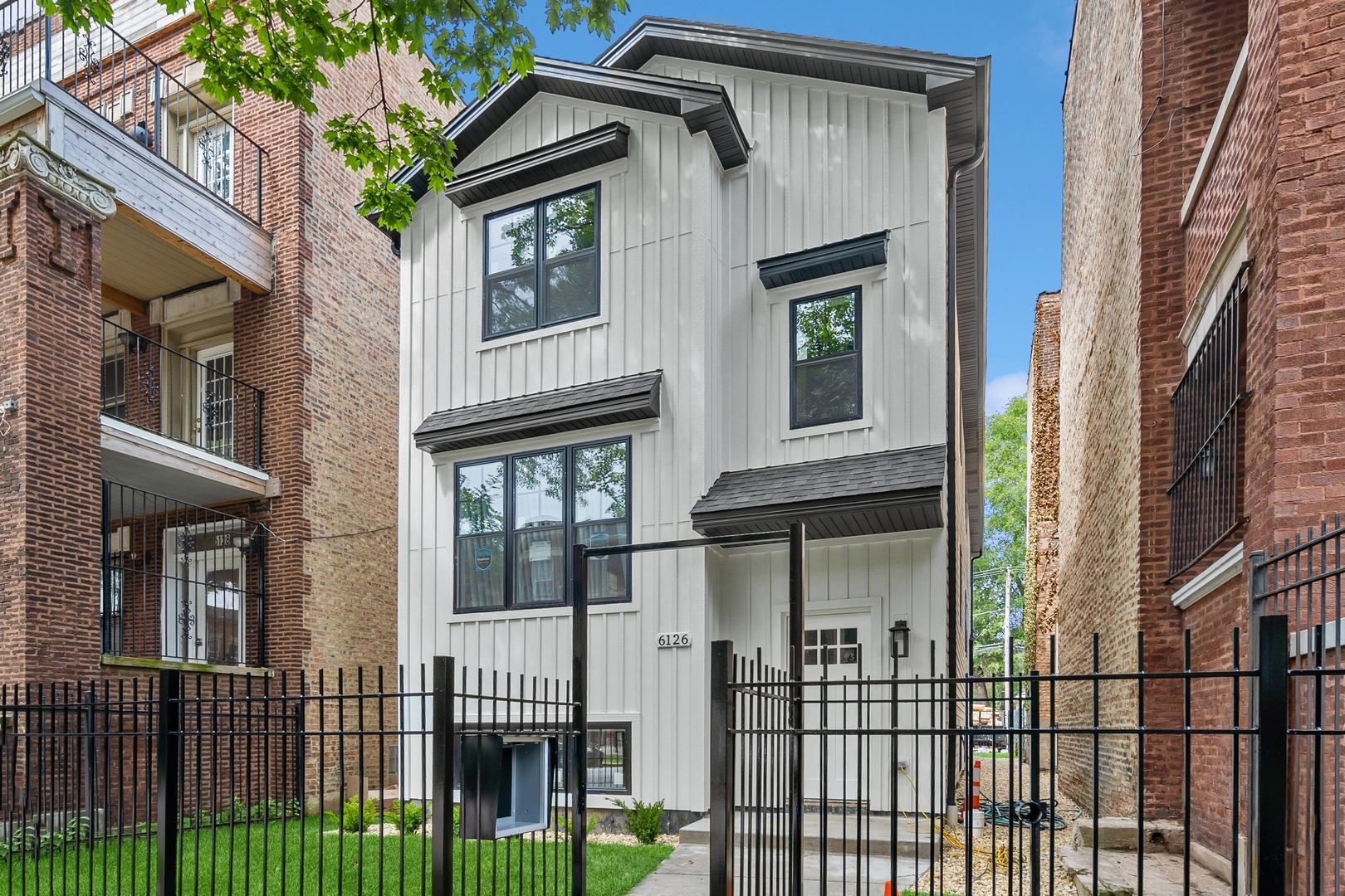 Property Photo:  6126 S Eberhart Avenue 2  IL 60637 