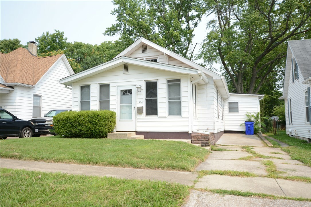 Property Photo:  1256 E Dickinson Avenue  IL 62521 