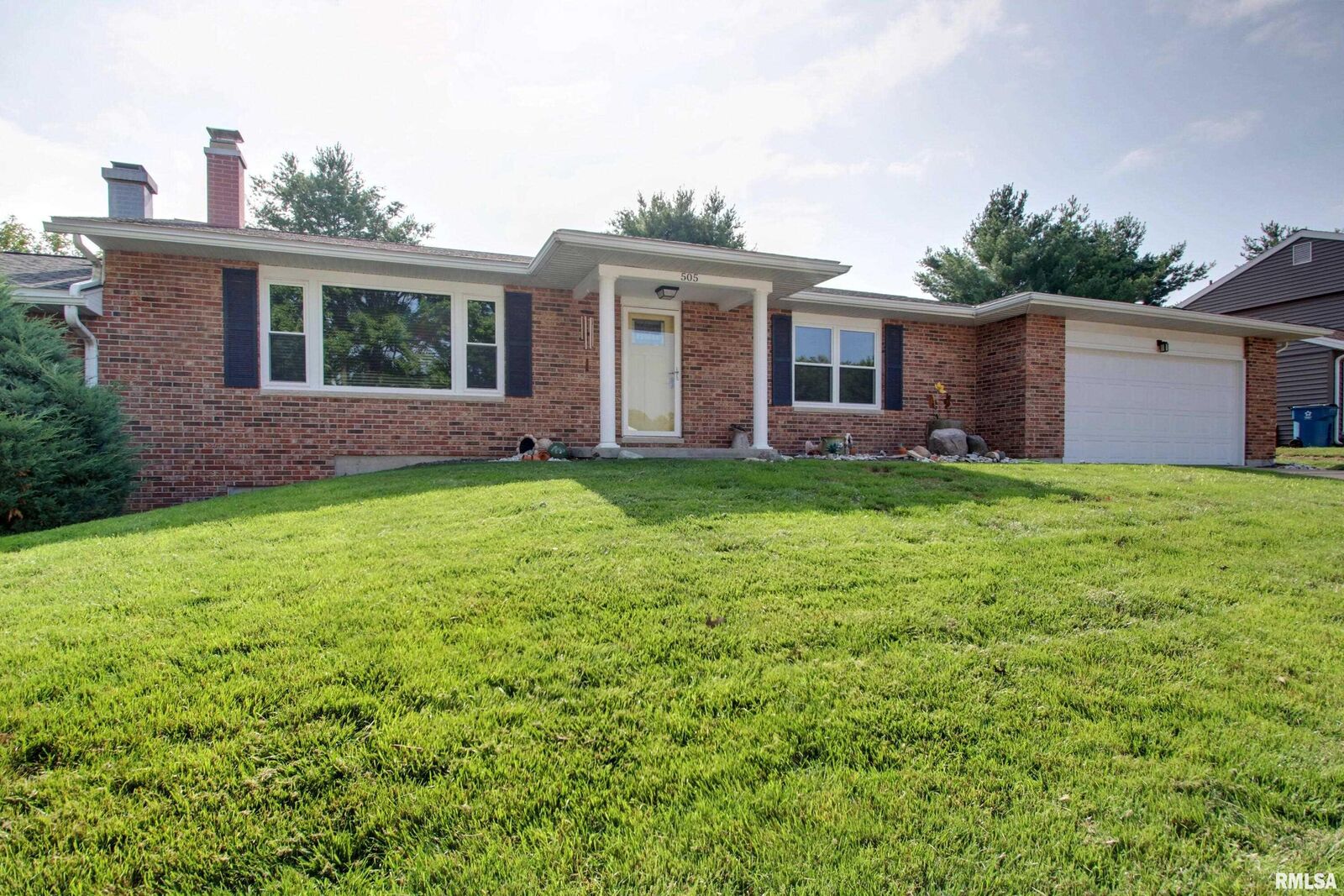 Property Photo:  505 Garden Court  IL 62301 