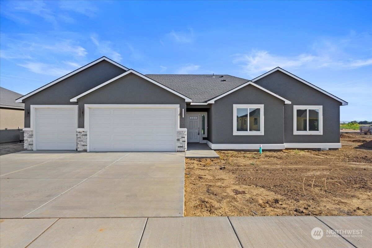 Property Photo:  1332 E Cascade Street  WA 99344 