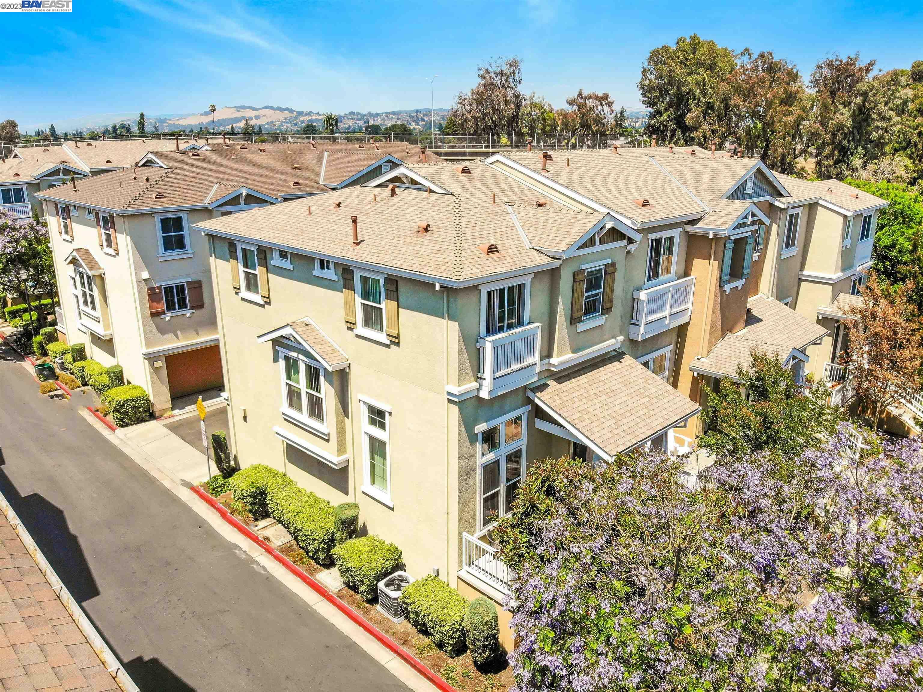 Property Photo:  300 Old Oak Ln 1  CA 94541 