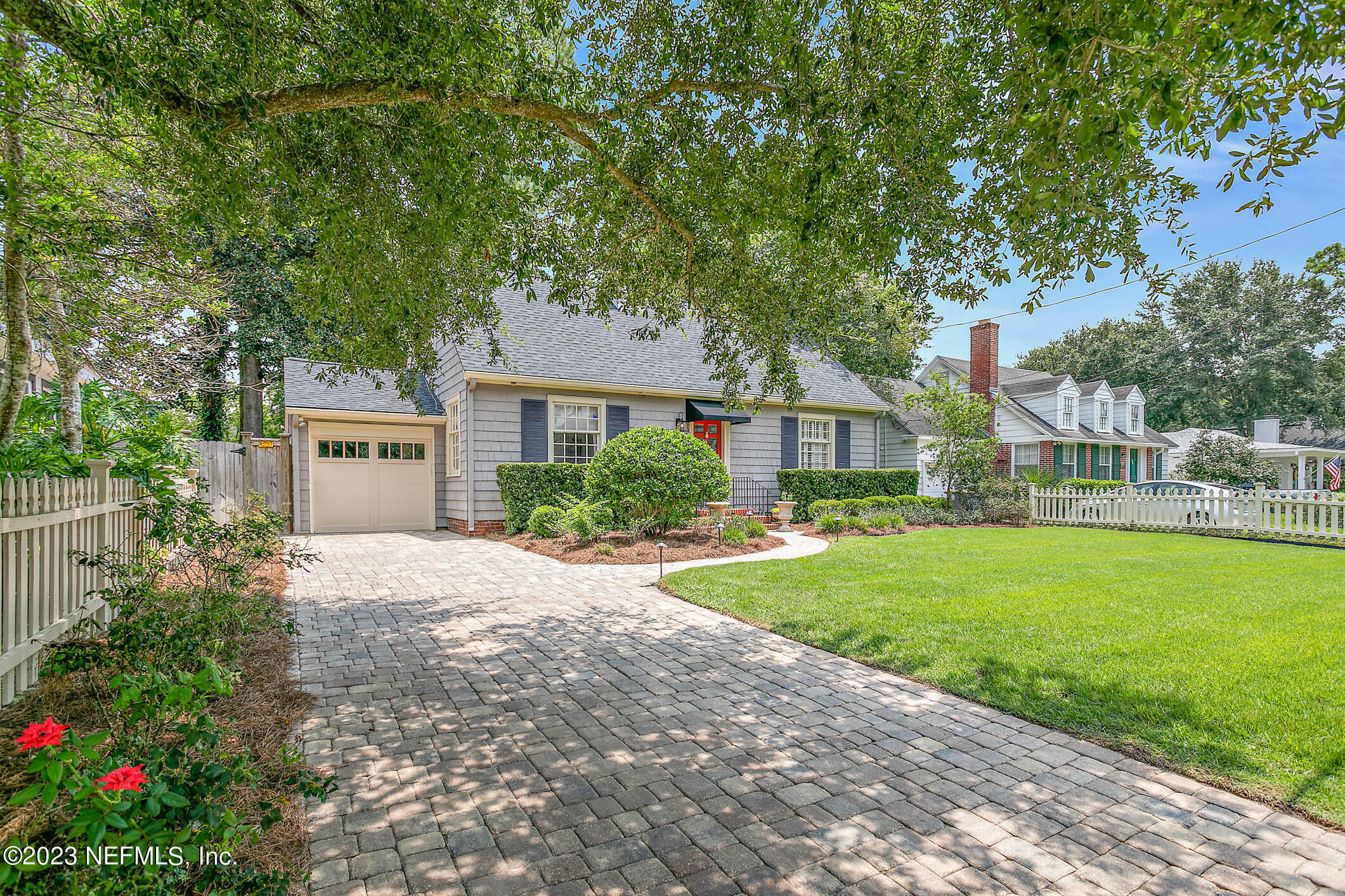 Property Photo: 1721 Dogwood Place FL 32210