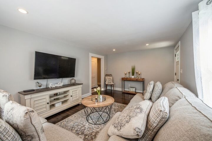 Property Photo:  10 Ellen Rd  MA 01801 