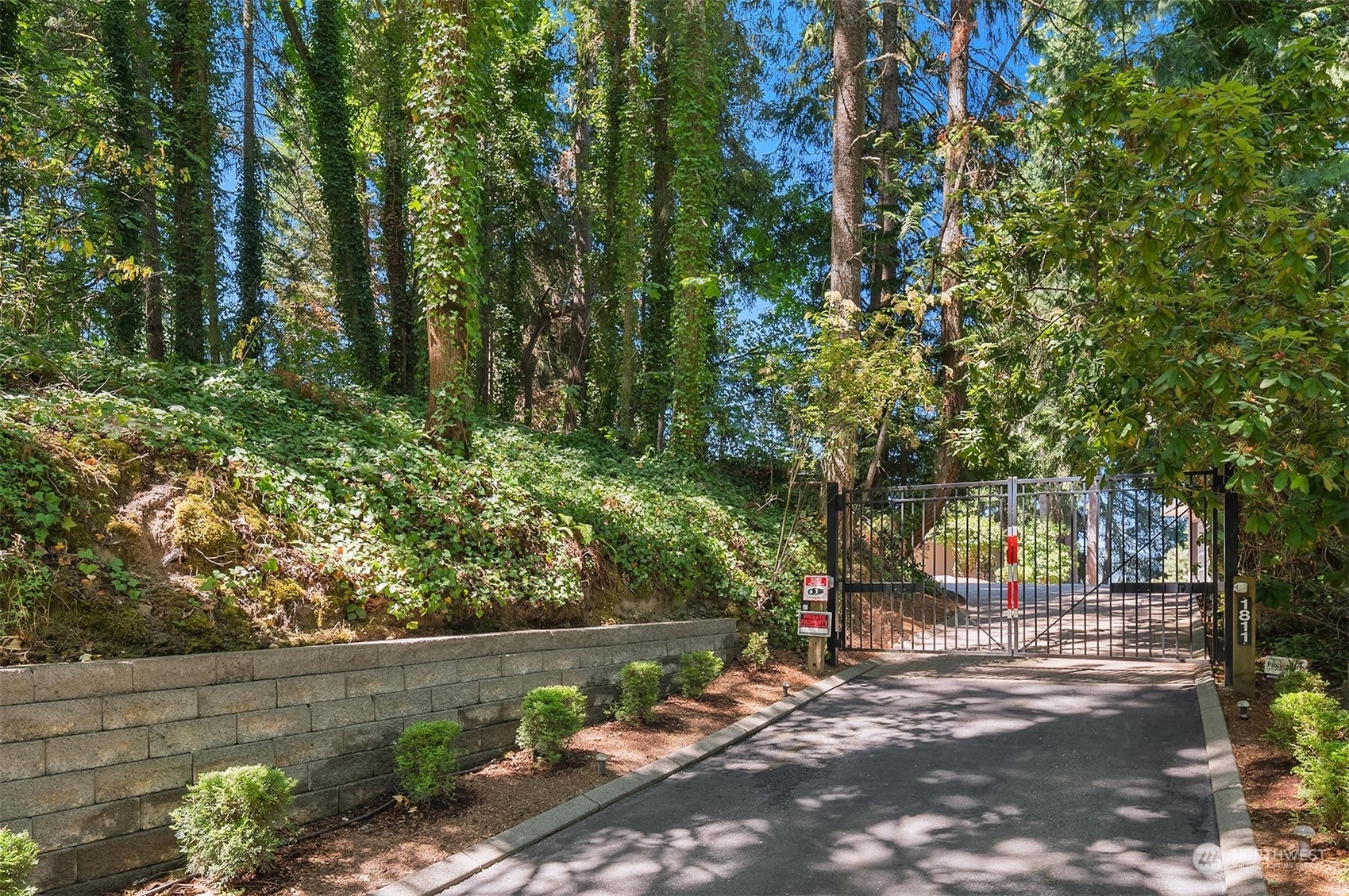 Property Photo:  1811 E Lake Sammamish Parkway SE  WA 98075 