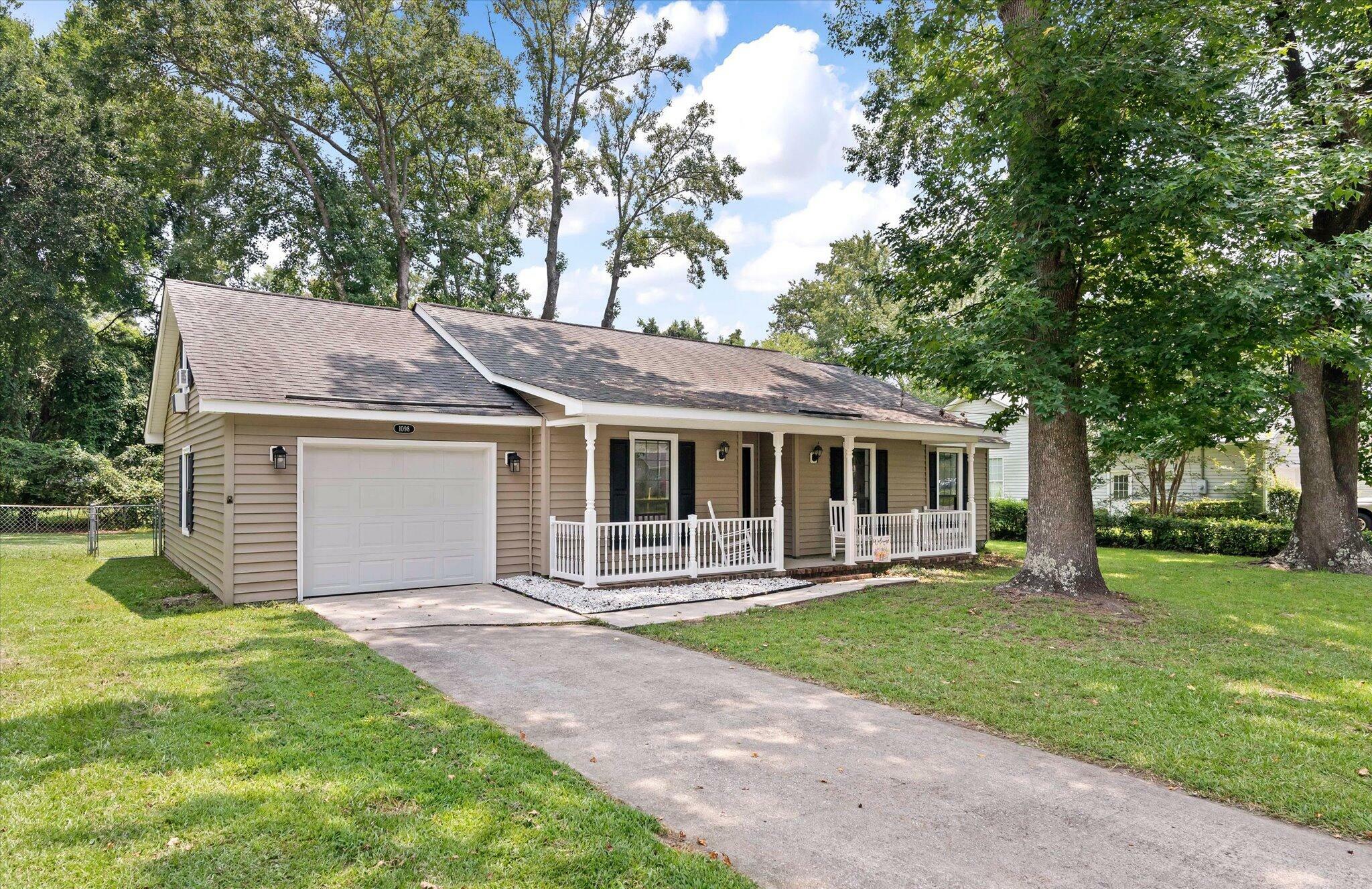 Property Photo:  1098 Kentwood Circle  SC 29412 