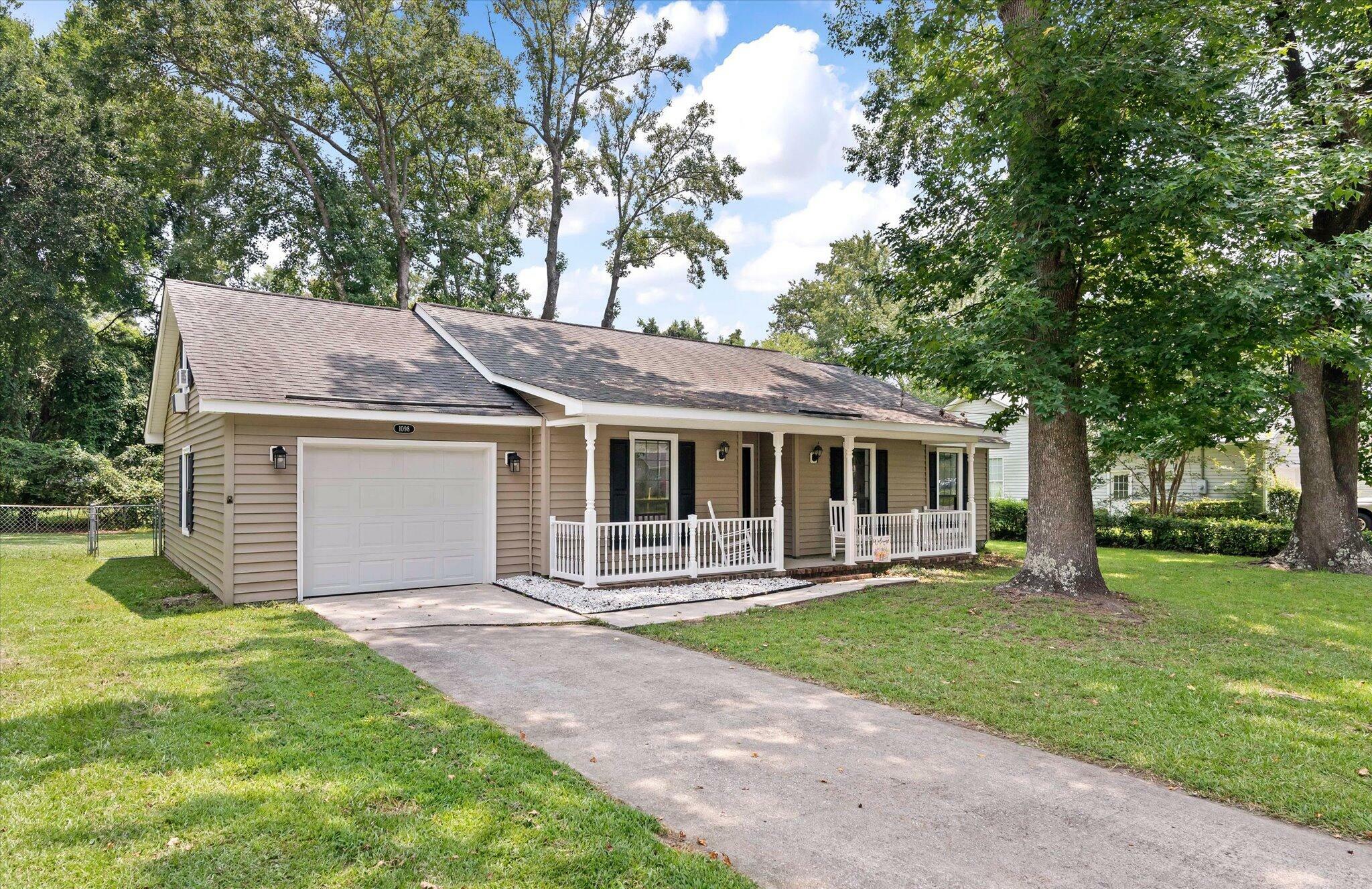 Property Photo: 1098 Kentwood Circle SC 29412
