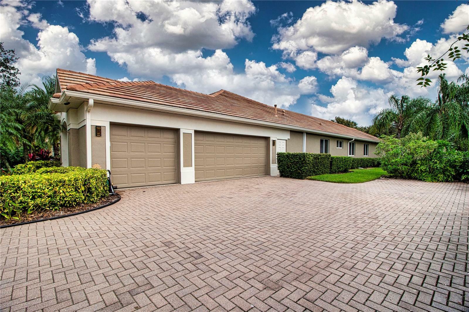 Property Photo: 315 Blackbird Court FL 34212
