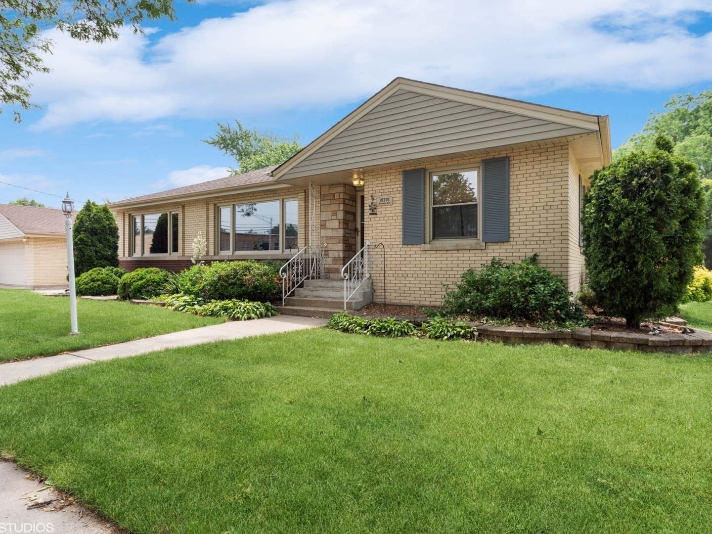Property Photo: 10201 S Artesian Avenue IL 60655