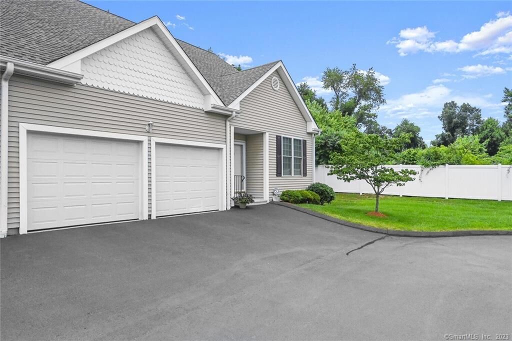 Property Photo:  2950 State Street 1  CT 06517 