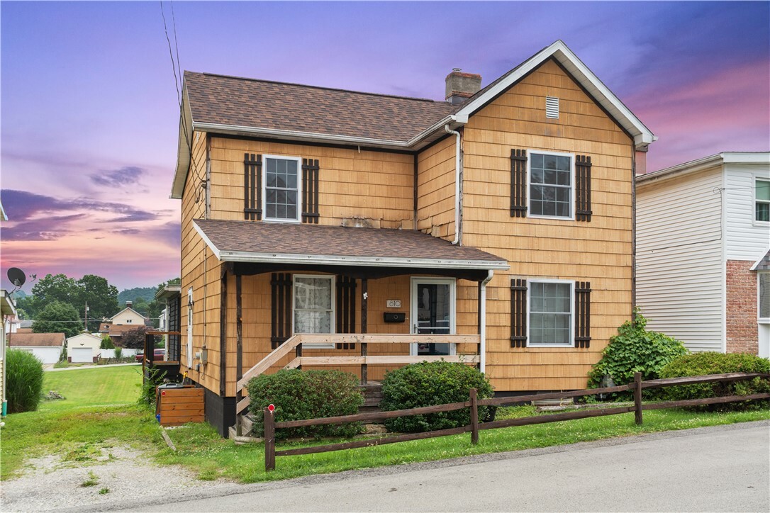 Property Photo:  810 Green St  PA 15419 