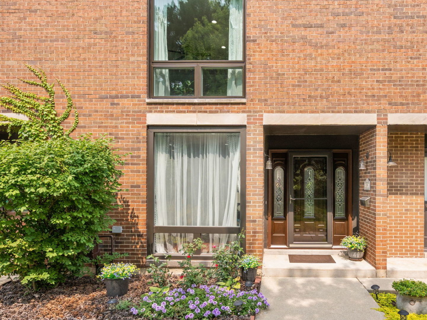 Property Photo:  19 Birch Tree Court  IL 60126 