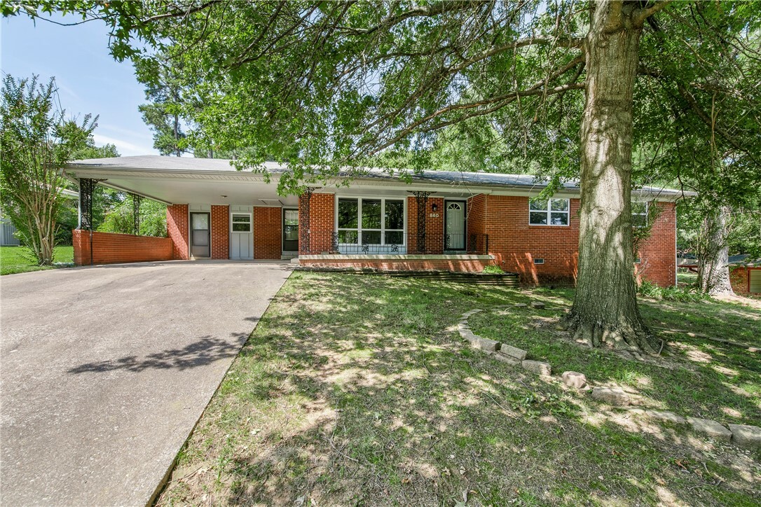 Property Photo:  860 E Peel Street  AR 72703 