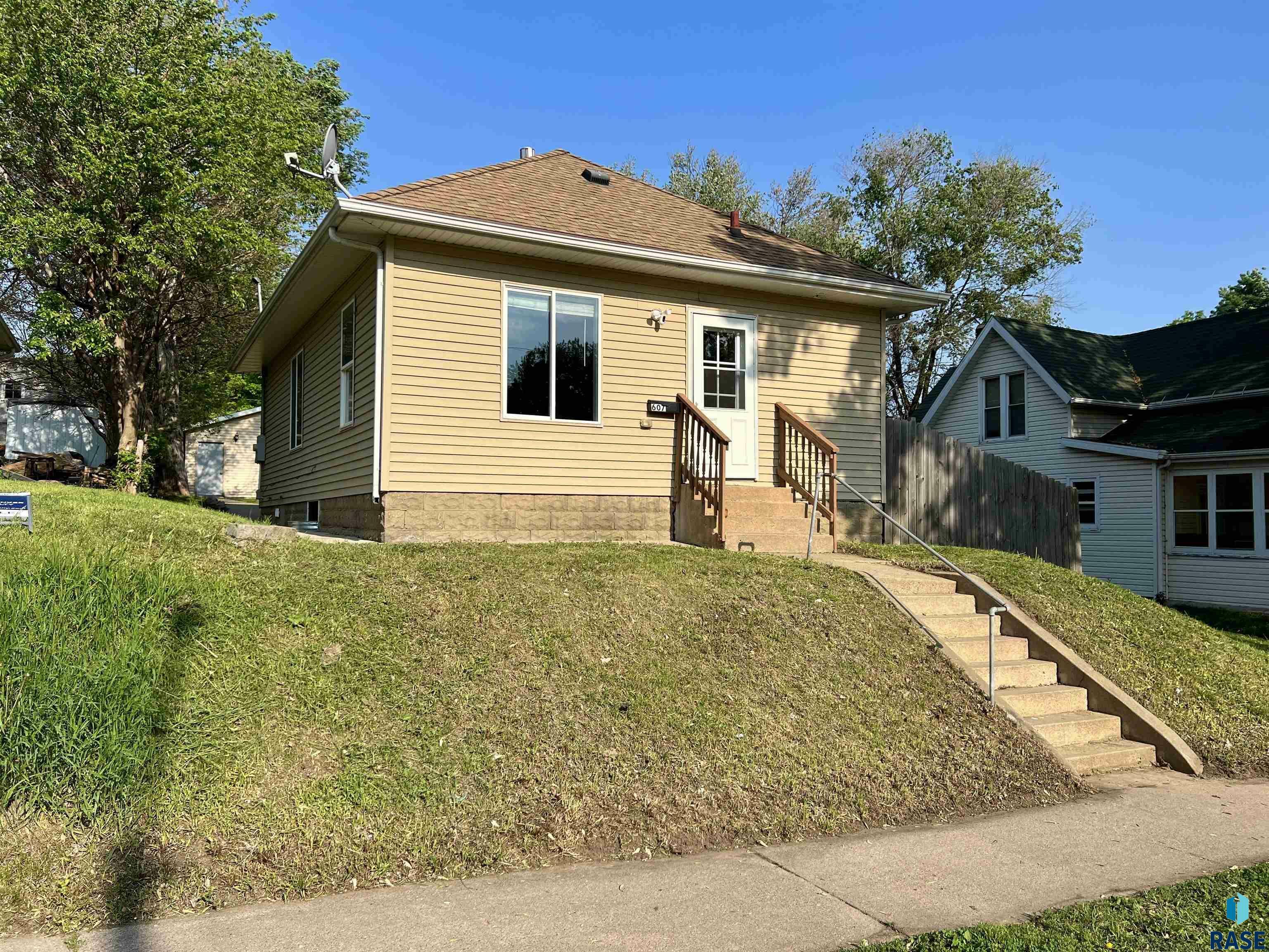 607 S Prairie Ave  Sioux Falls SD 57104 photo