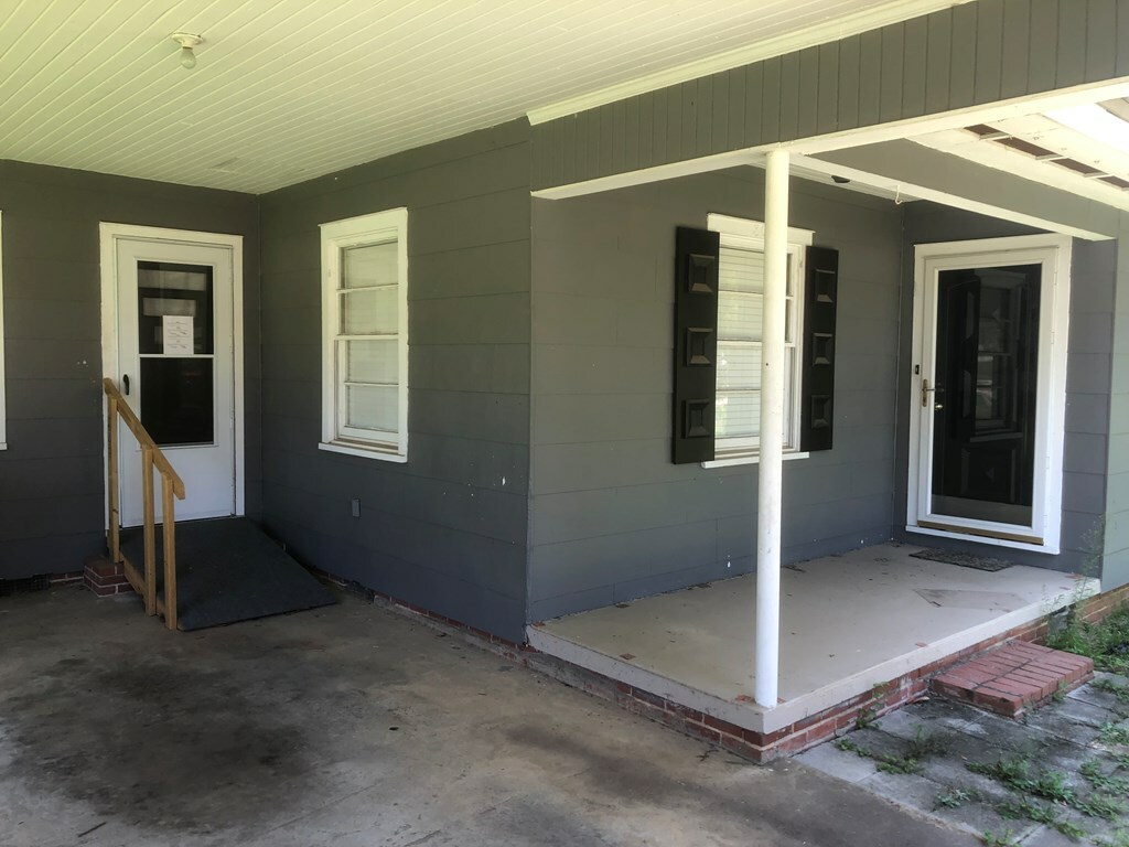 Property Photo: 801 Dusy St AL 36301