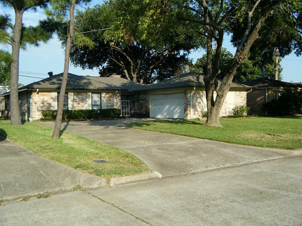 Property Photo:  2402 Briarview Drive  TX 77077 