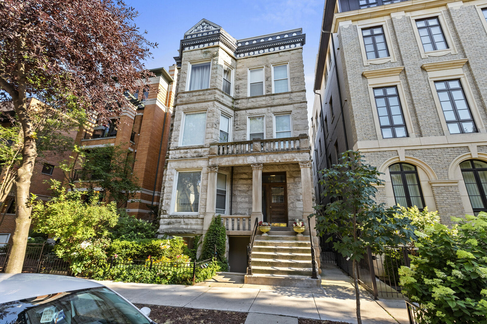 Property Photo: 643 W Melrose Street G IL 60657