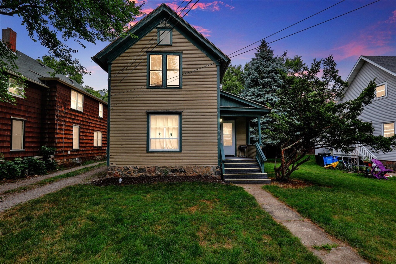 Property Photo:  910 Seymour Avenue  MI 48906-5131 