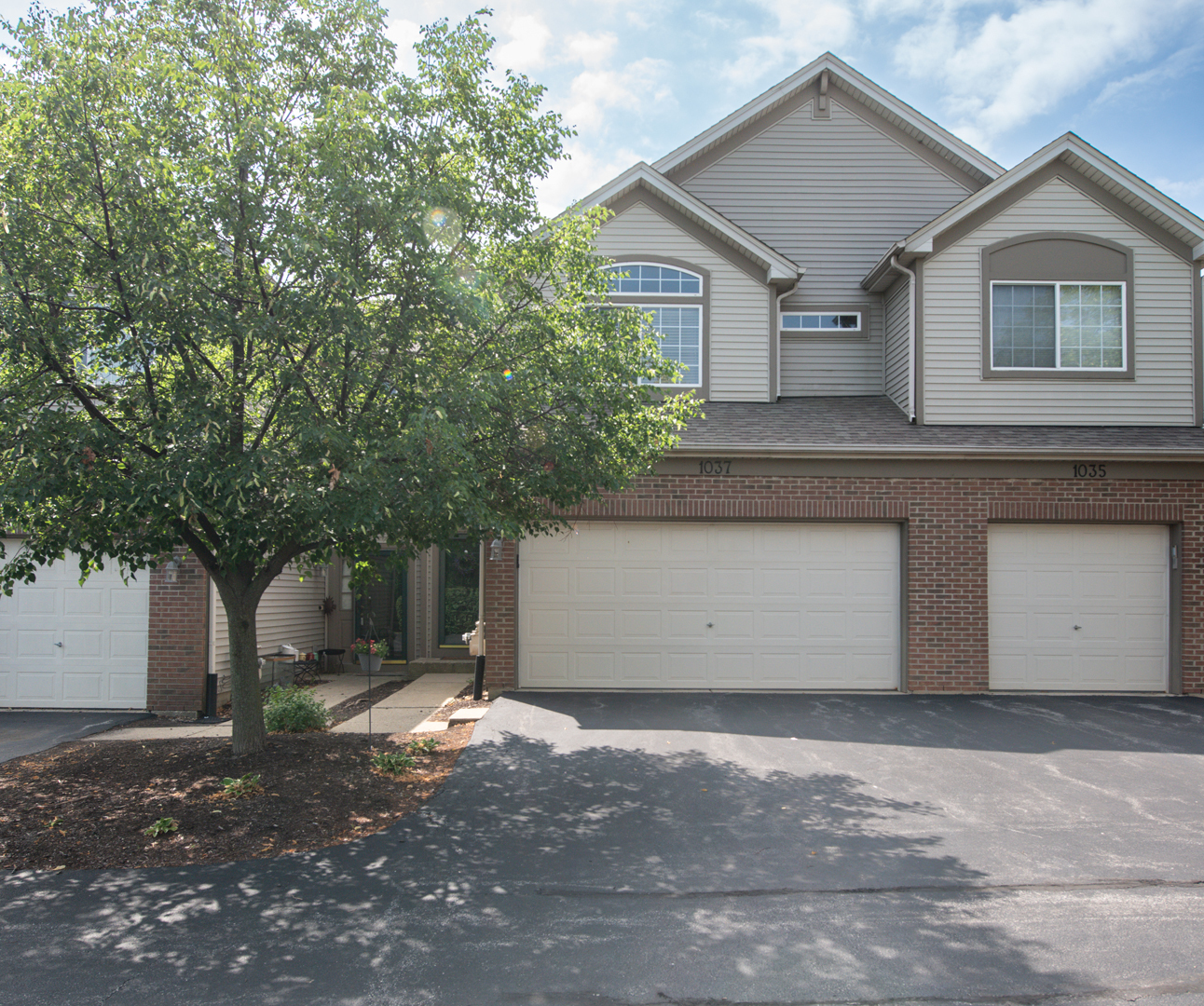 Property Photo:  1037 Woodview Court 1037  IL 60502 