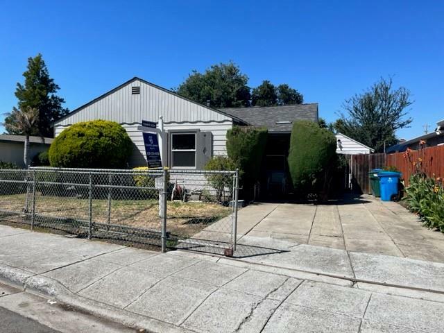 Property Photo: 1115 Newbridge Street CA 94303