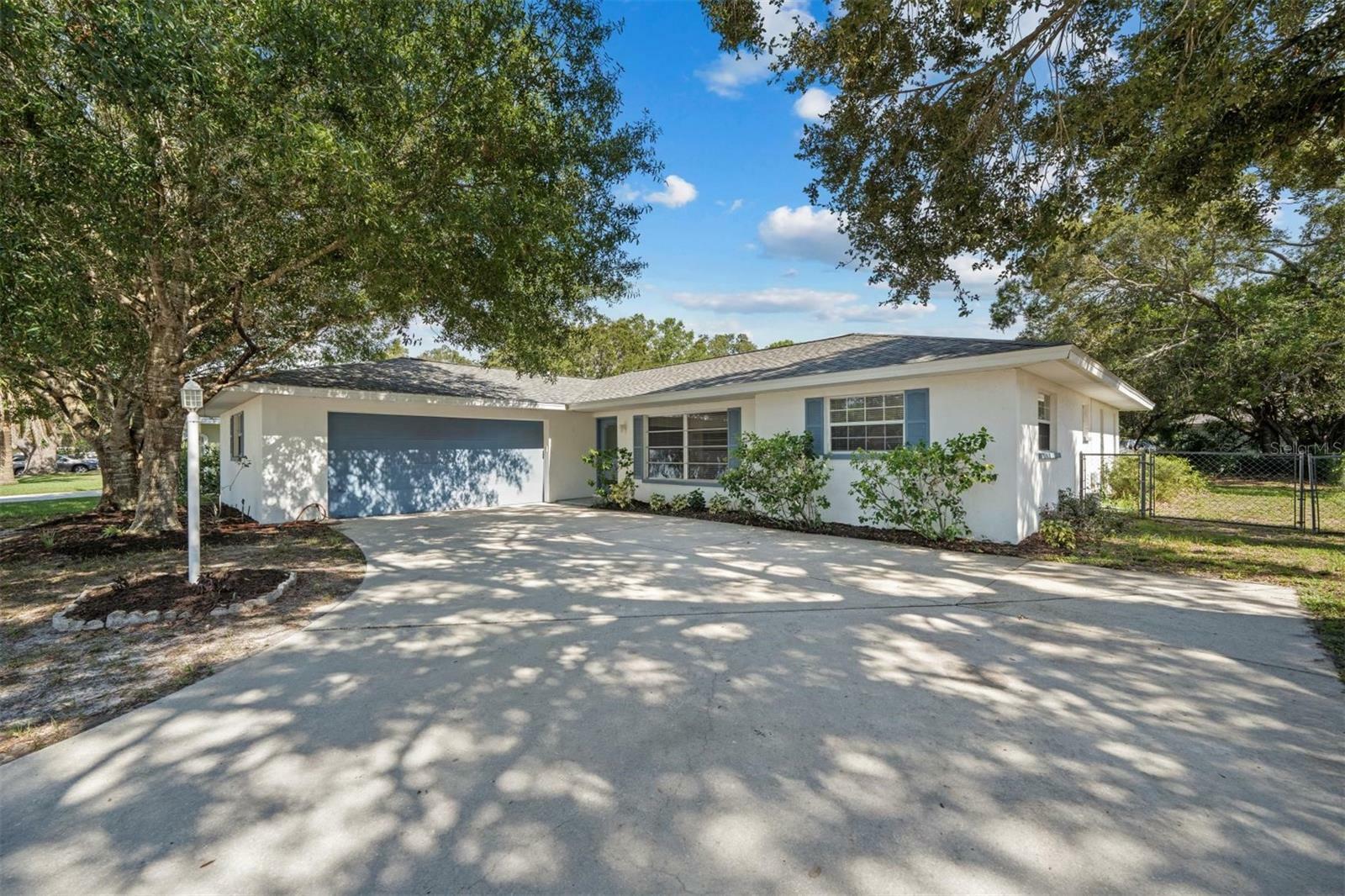 Property Photo:  205 Mimosa Circle  FL 34232 