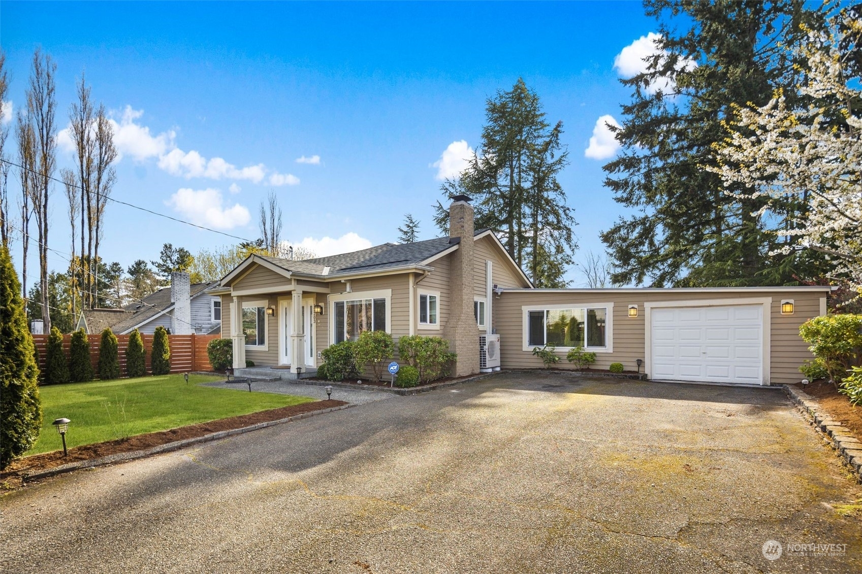 Property Photo:  17203 12 Avenue NE  WA 98155 