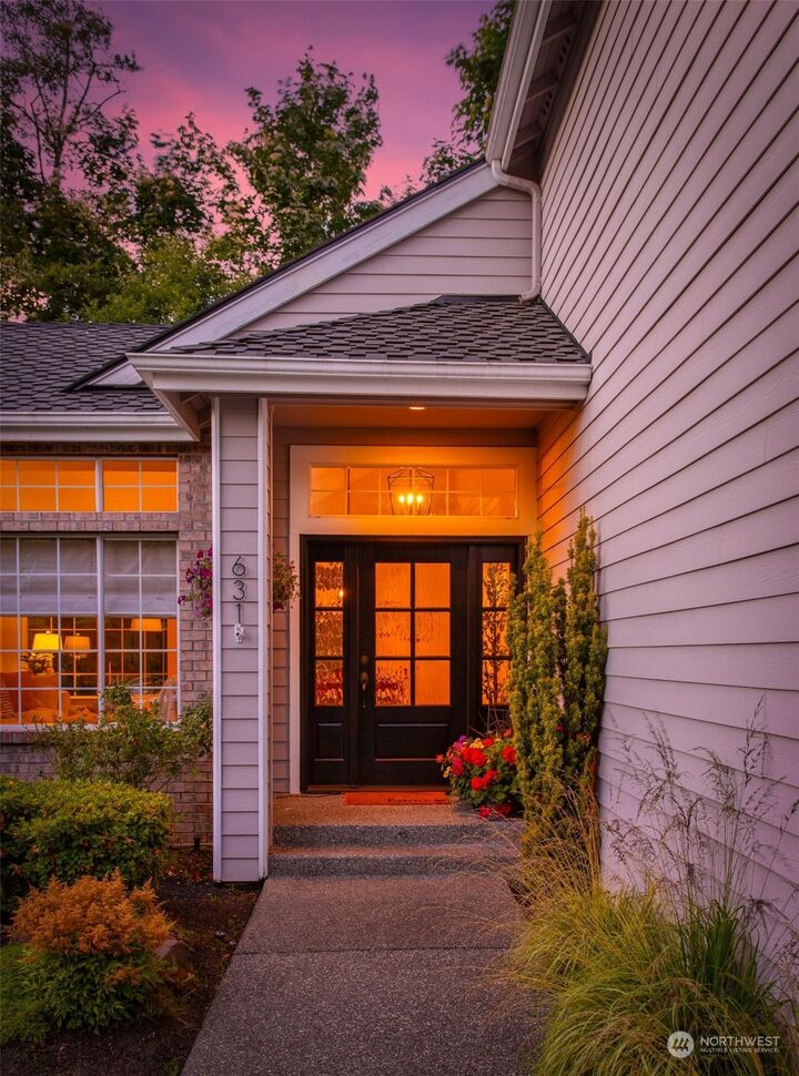 Property Photo:  631 40th Place  WA 98201 