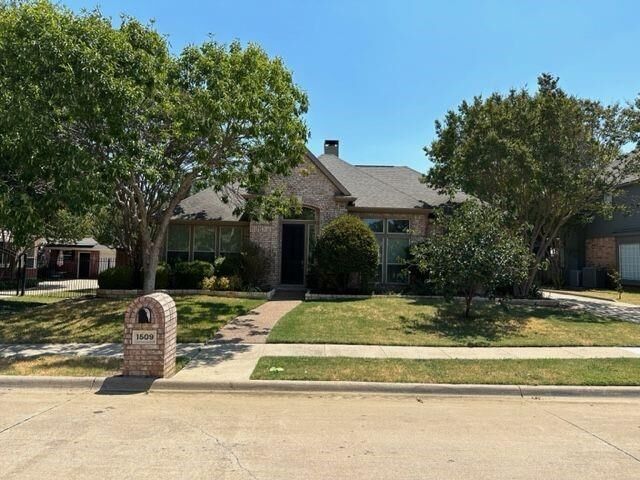 Property Photo: 1509 Heather Lane TX 76248