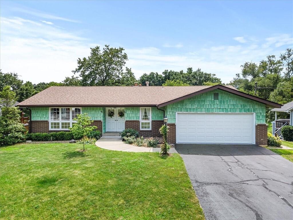 Property Photo:  233 Laura Dr  PA 15068 