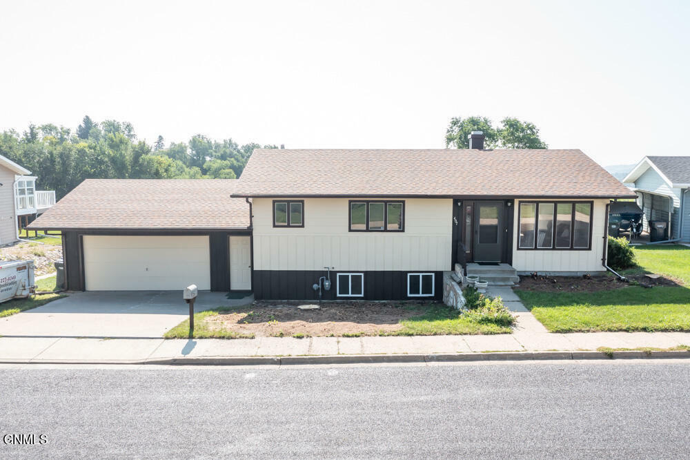 Property Photo:  407 6th Street NE  ND 58554 