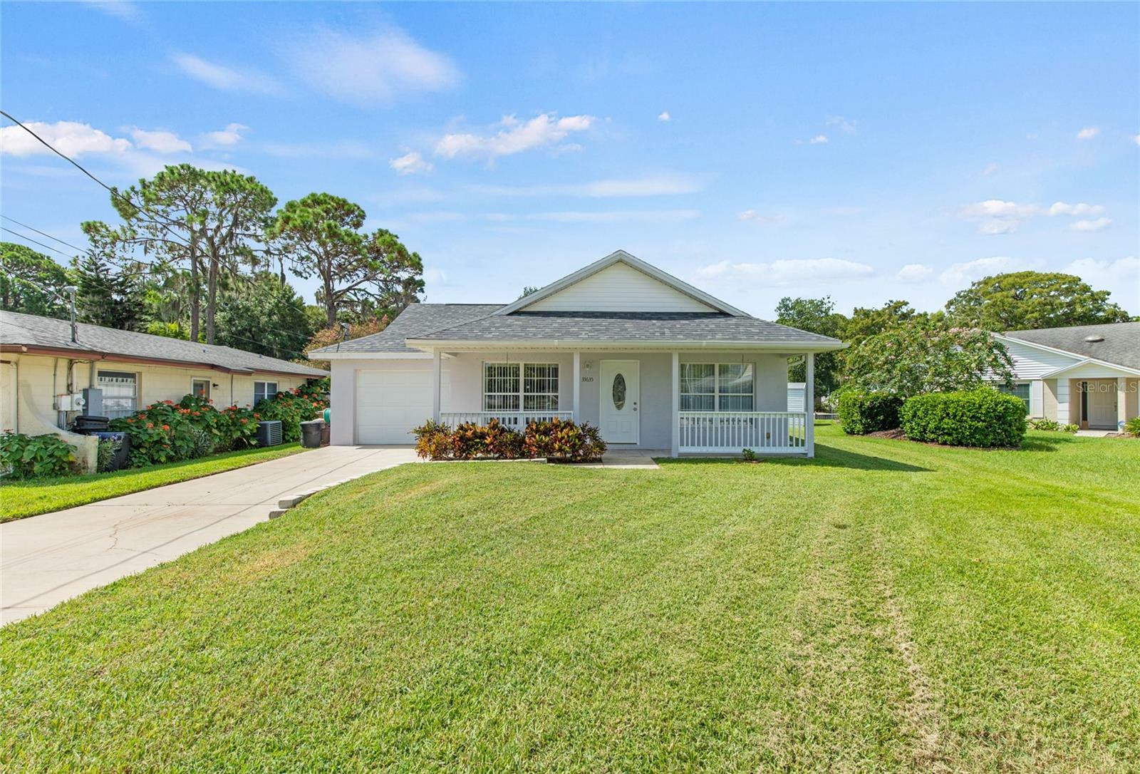 Property Photo: 33635 Jeffery Court FL 34788
