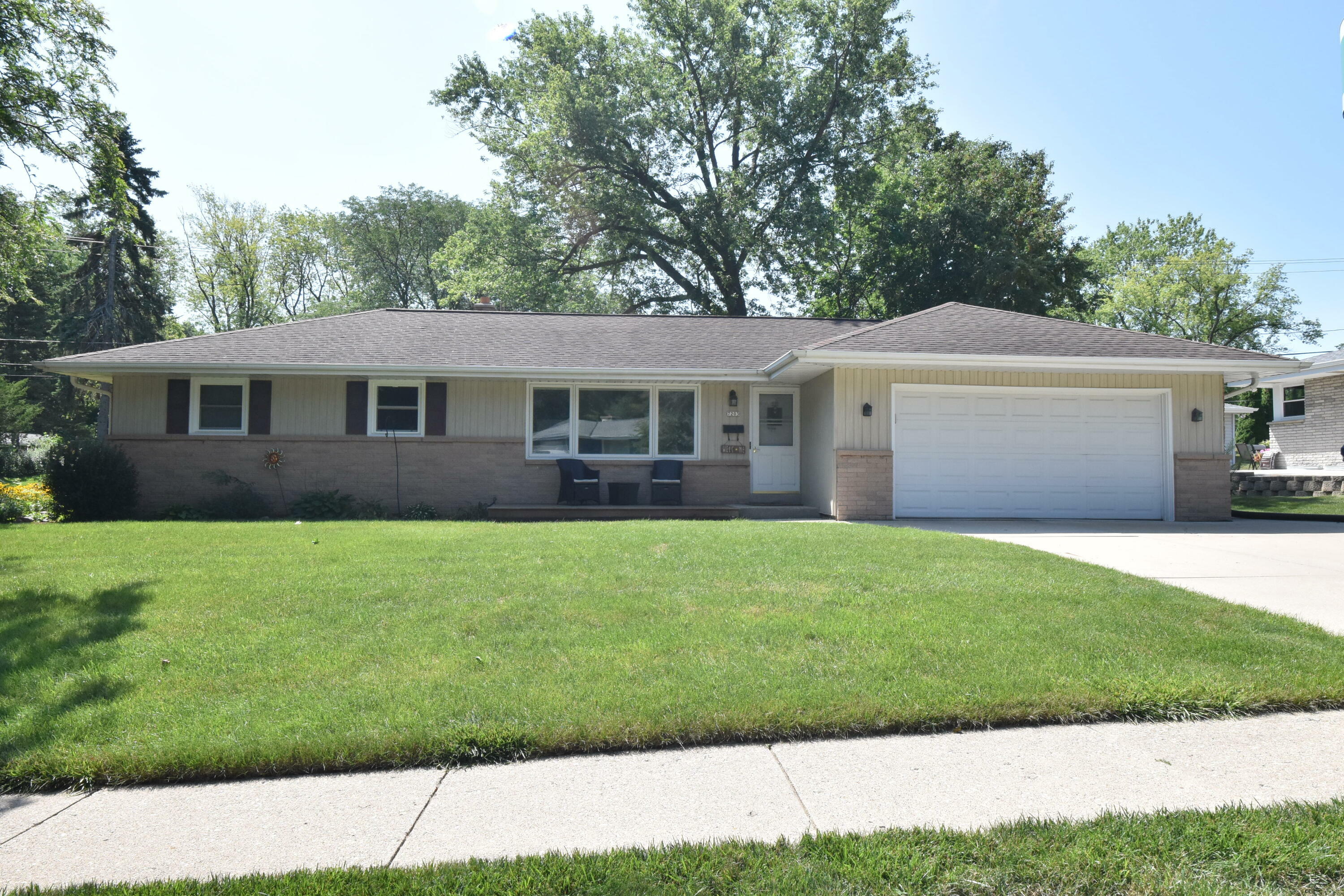 Property Photo:  7203 Elberton Ave  WI 53129 