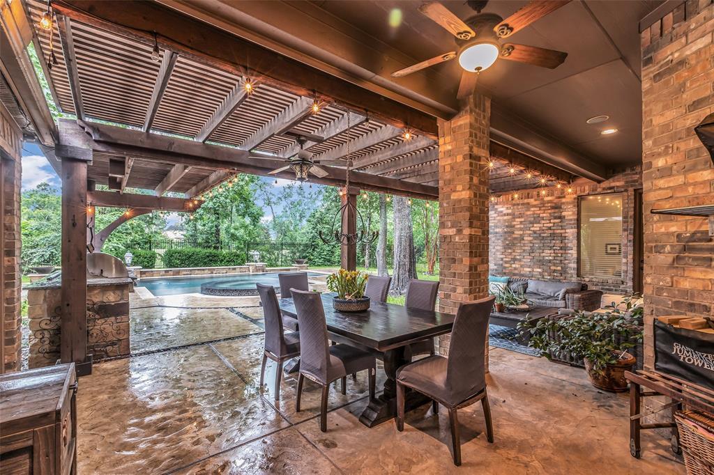 Property Photo: 71 Player Oaks Place TX 77382