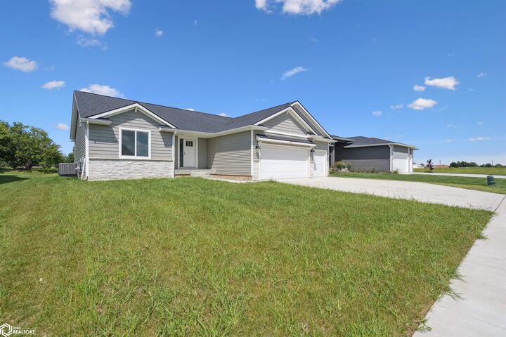 Property Photo:  811 Woodside Drive  IA 50158 