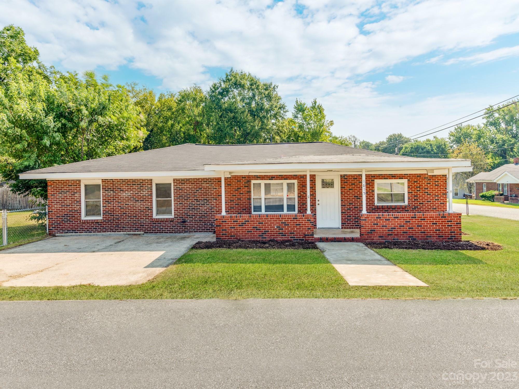 Property Photo:  1615 Coliseum Avenue  NC 28083 