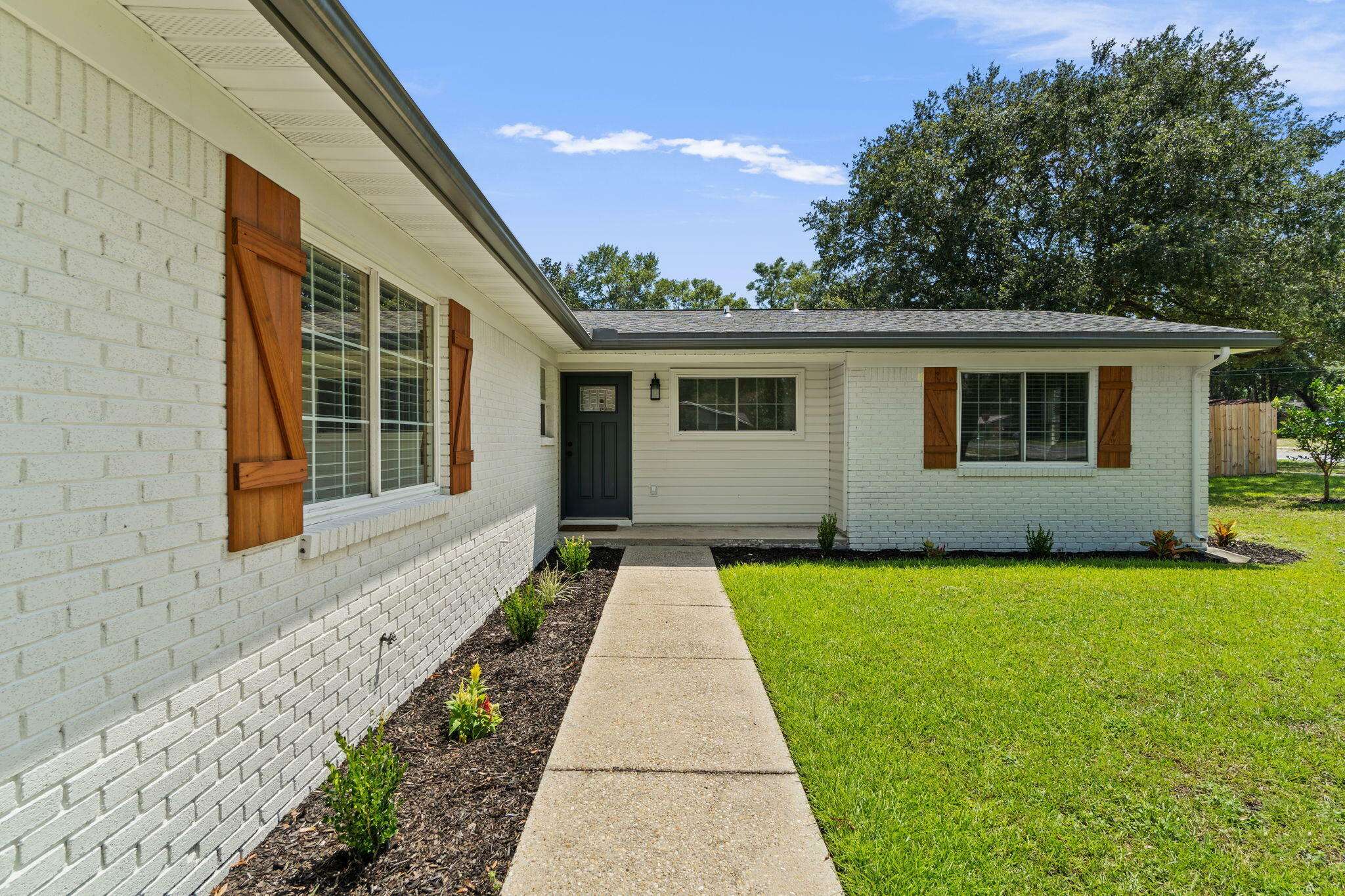 Property Photo:  107 Lake Court  FL 32578 